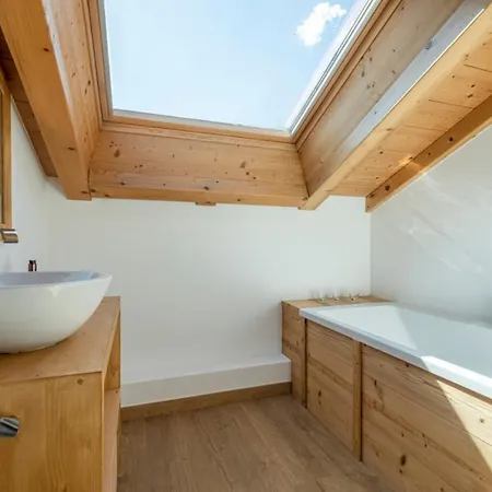 Superb Chalet With Balcony In 샬레